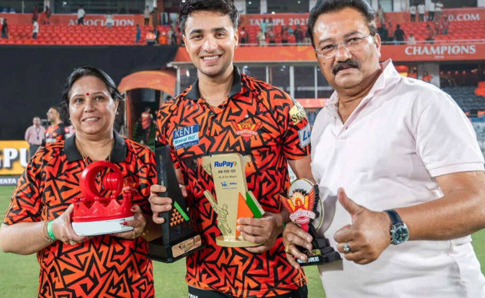 Abhishek Sharma’s father spotted in SRH jersey amid franchise exit rumours