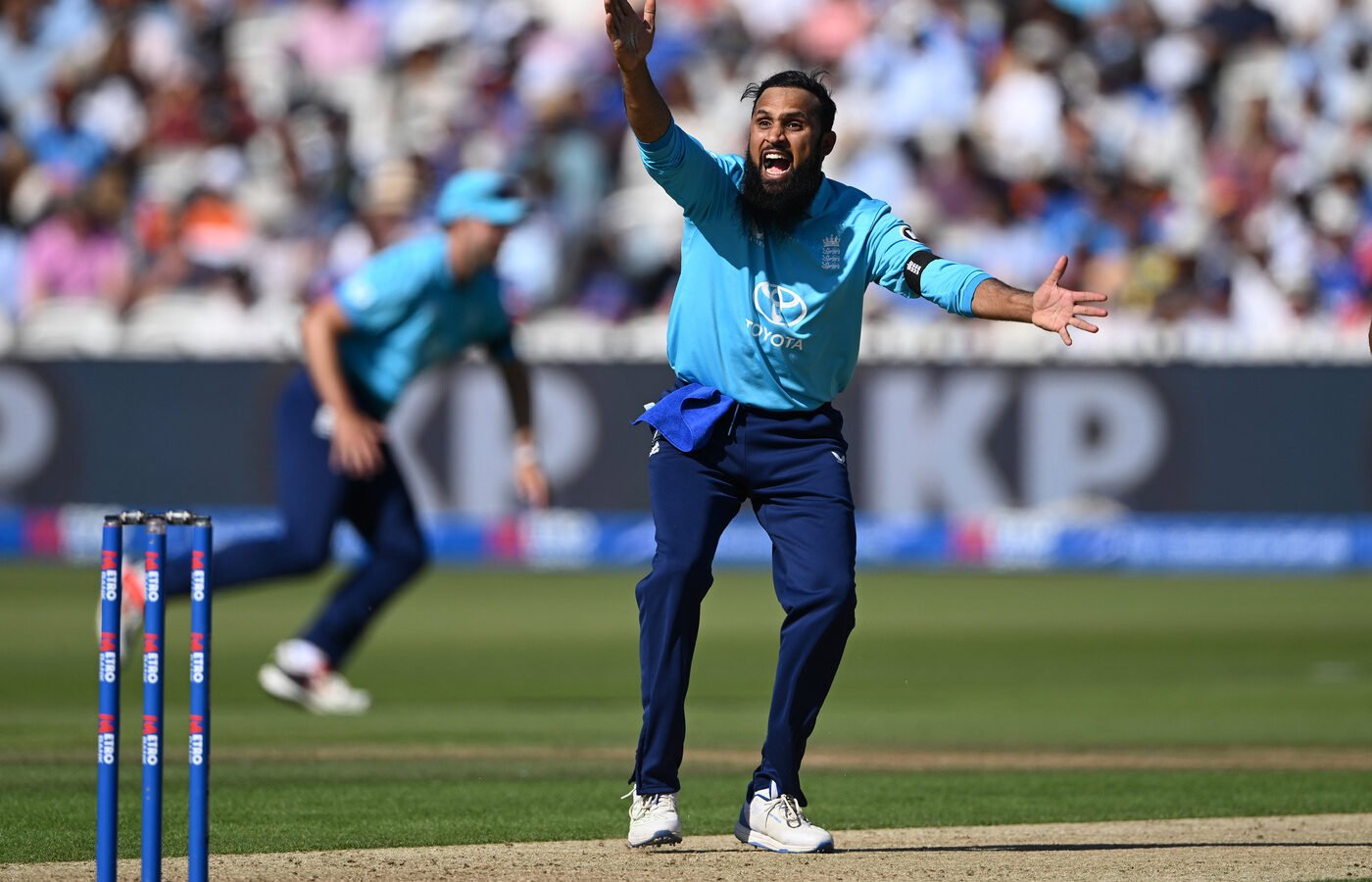 England bowl, Rashid and Curran in; Pakistan unchanged