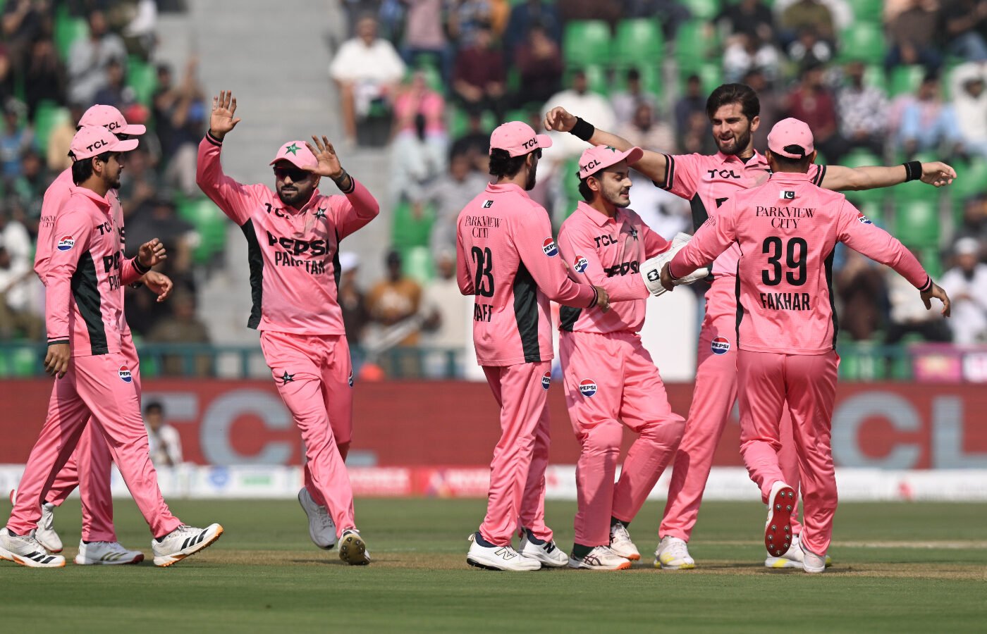 Afridi four-for hobbles England despite Duckett hundred