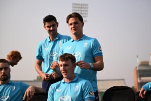 Unchanged SL bowl first, Baker back for England